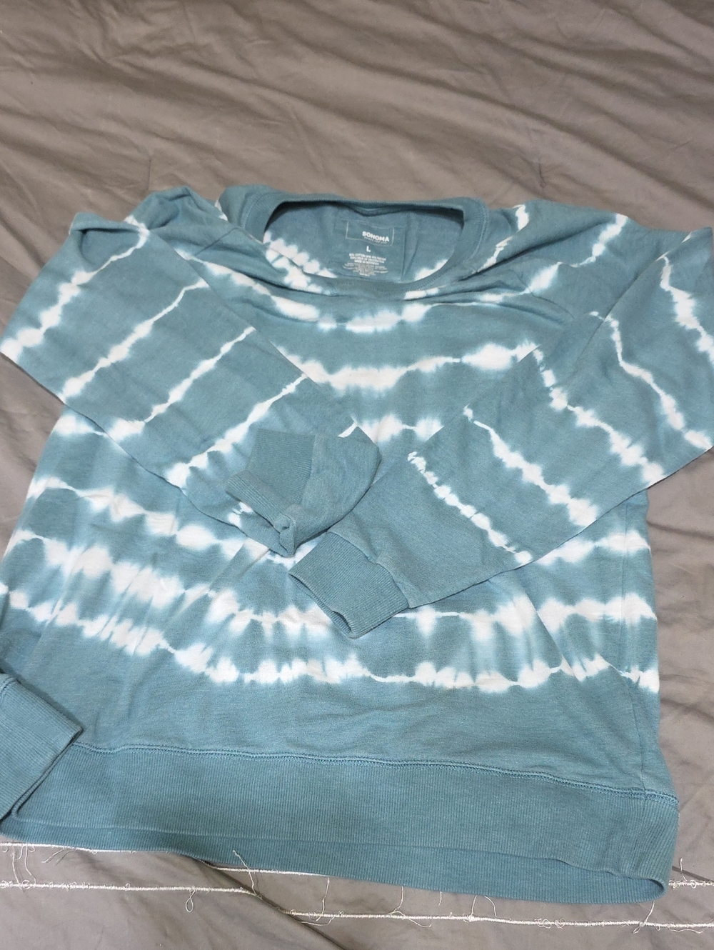 Sonoma Women's Blue and White Tie-Dye Crewneck Sweater
